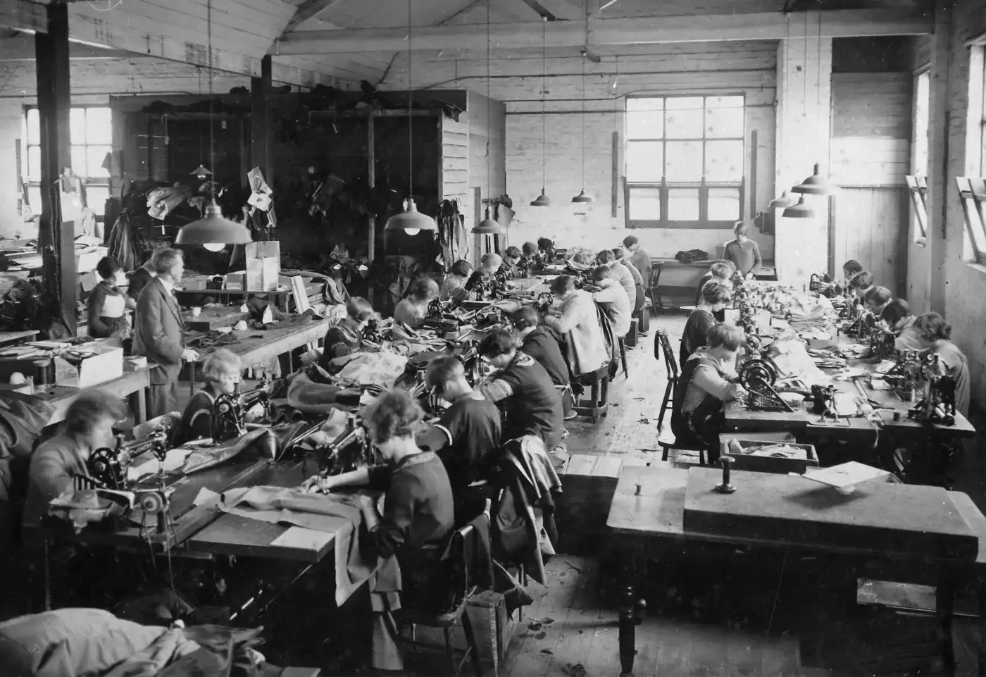 Entreprise : photo d'archives d'un atelier avec des ouvriers au travail
