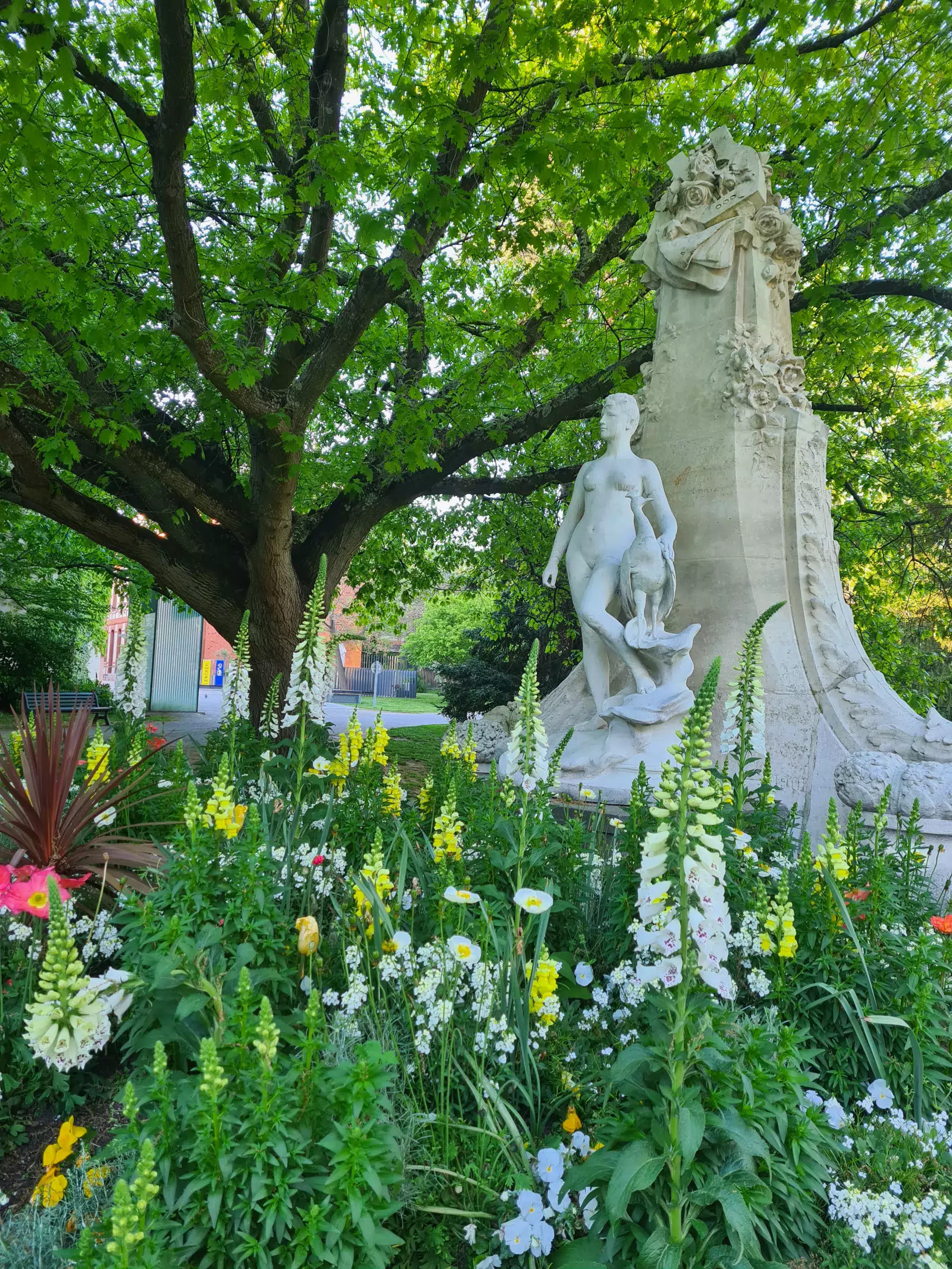 Visite guidée : plantes et statues dans un jardin