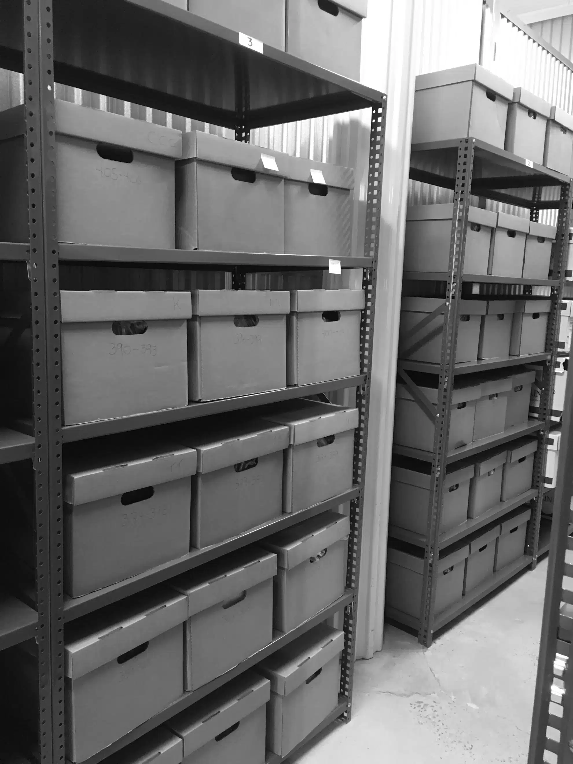 Diagnostic archives au C.M.P.P. de Charente : rayonnages remplis de cartons