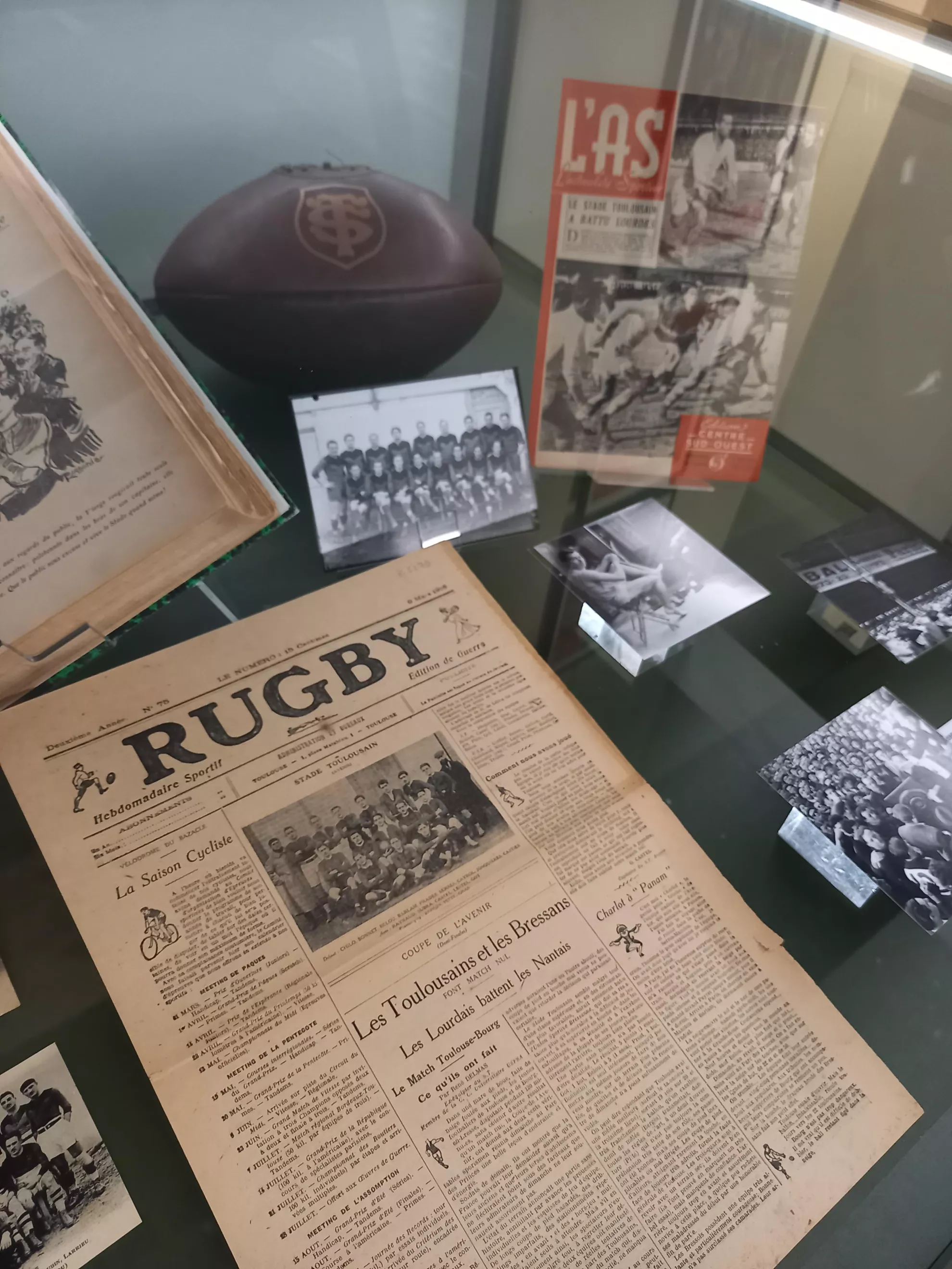 Patrimoine du Sport : vitrine présentant des archives sur le rugby