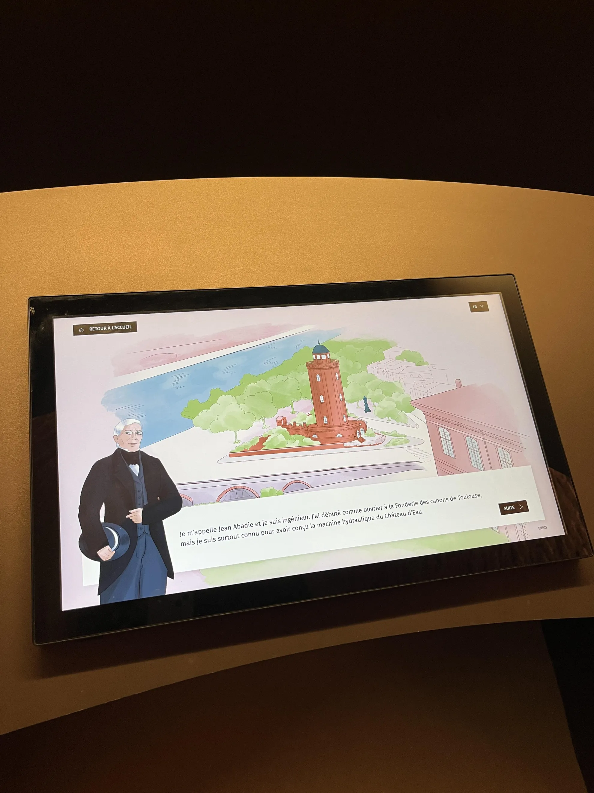 Borne de médiation numérique installée au Château d'Eau de Toulouse : écran représentant un personnage illustré et un plan en coupe de l'édifice