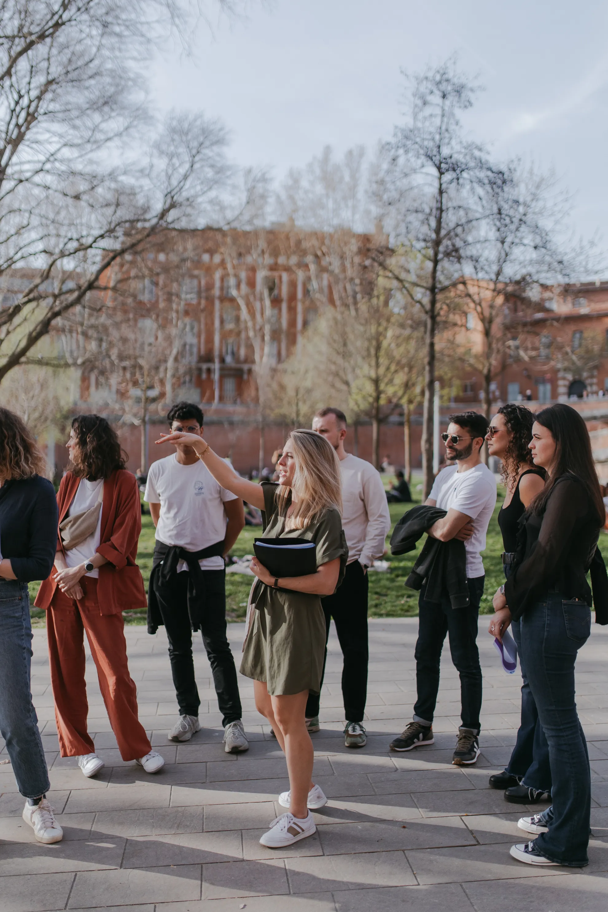 Visite guidée d'un groupe de jeunes en bord de Garonne à Toulouse sous le soleil