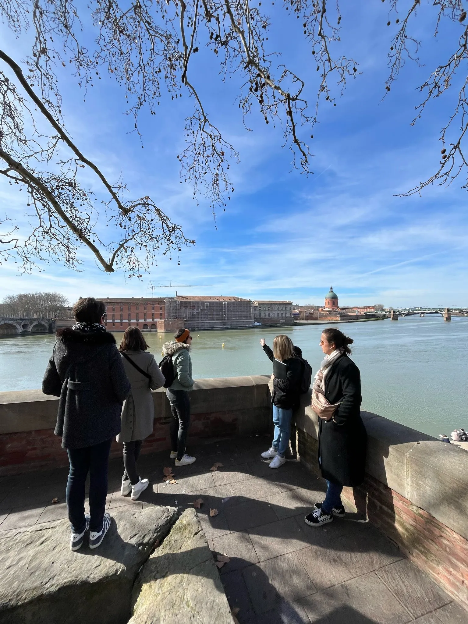 Visite guidée devant l'Hôtel Dieu de Toulouse en bord de Garonne