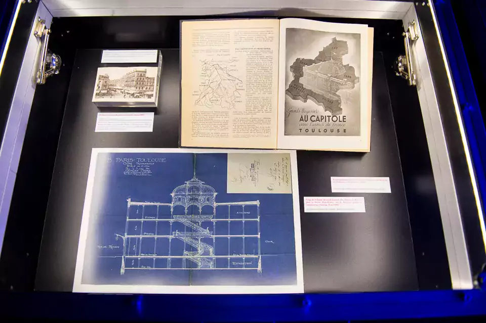 Expertise : vitrine avec archives de l'exposition Panoramic