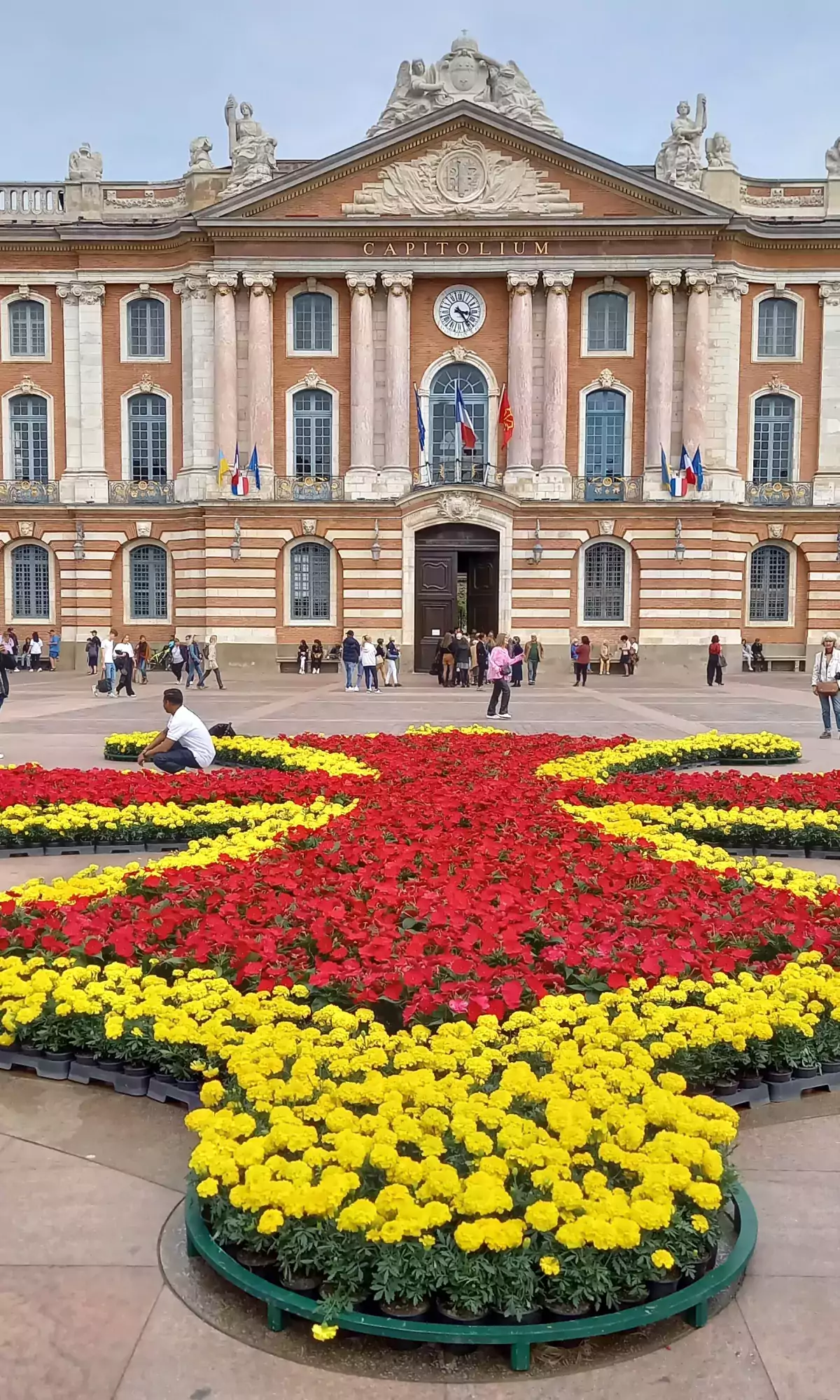 Capitole de Toulouse avec parterre de fleurs 