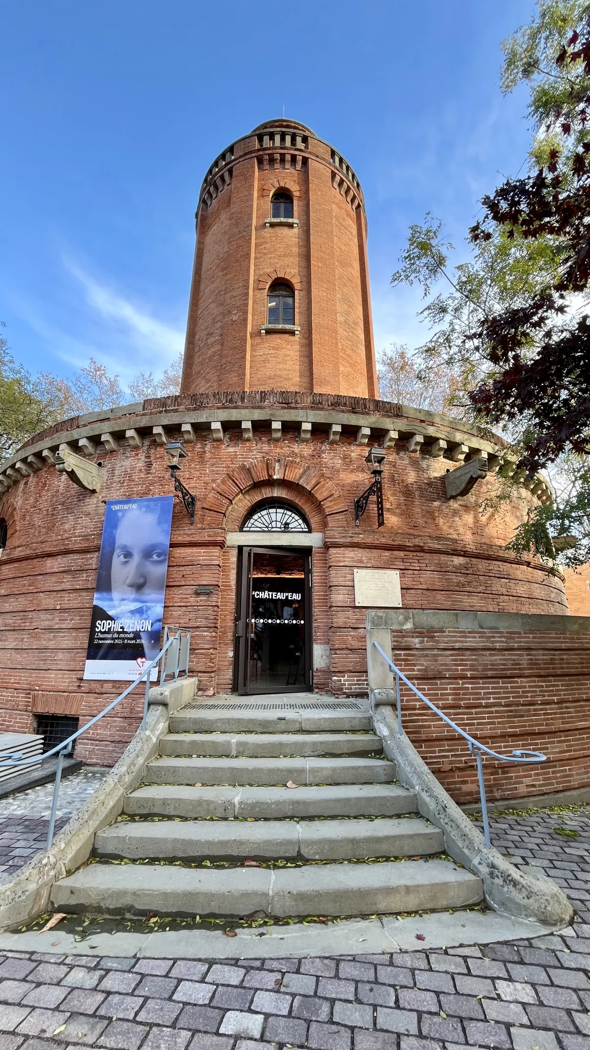 photographie de la tour du château d'eau de Toulouse prise depuis le bas des escaliers, dans laquelle se trouve la borne de médiation numérique