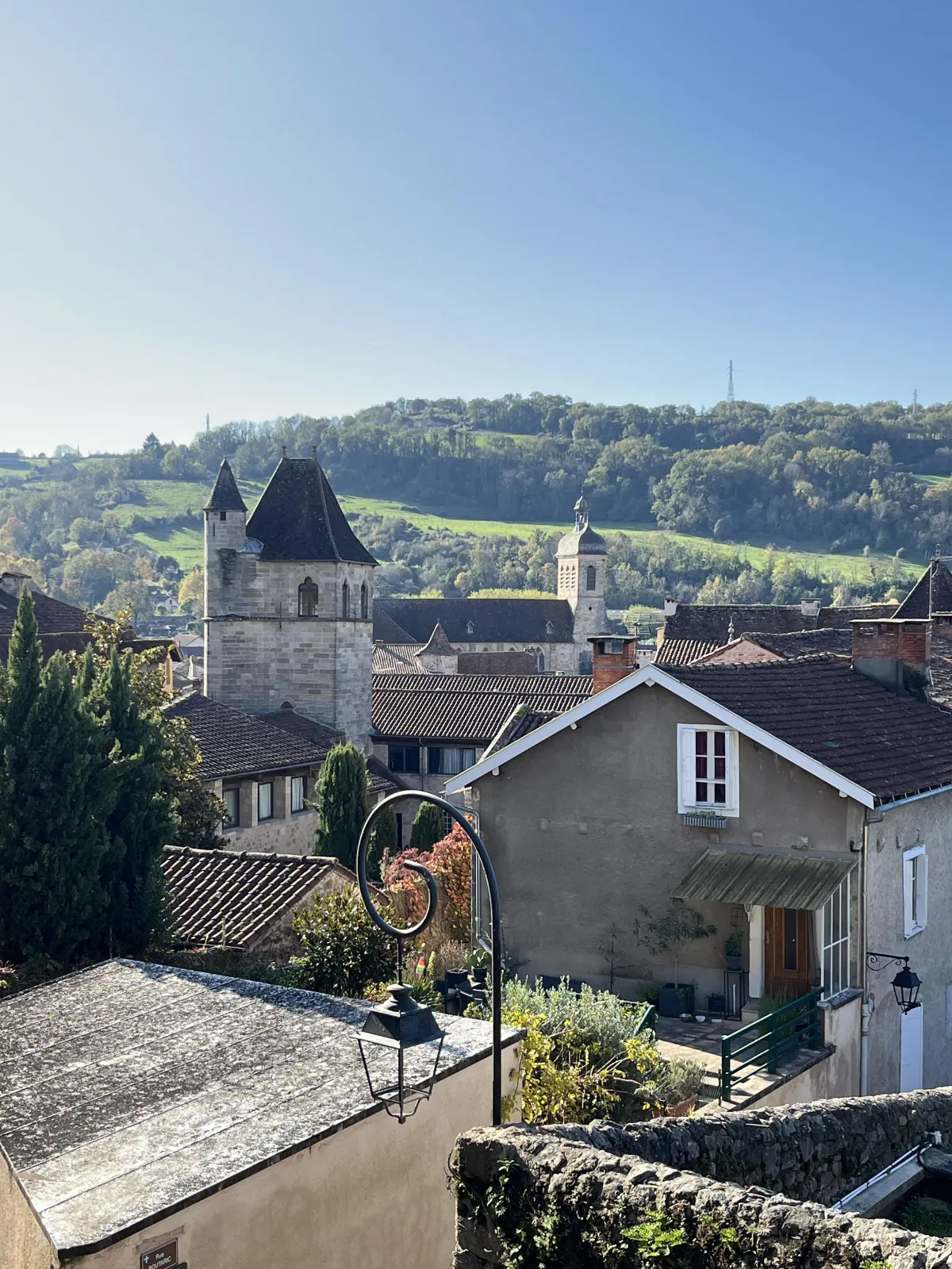 parcours sonore Figeac : vue en hauteur sur les toits de la ville médiévale de Figeac
