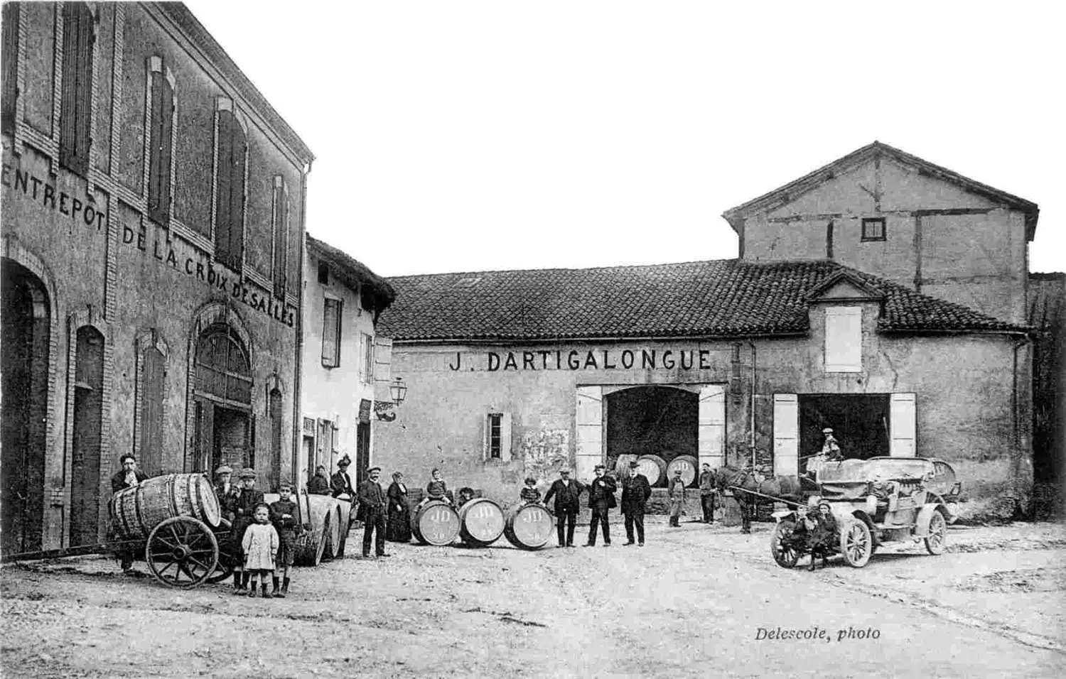 Journées du Patrimoine chez Armagnac Dartigalongue : photographie noir et blanc des chais à Nogaro avec membres de la famille qui posent devant dans les années 1900