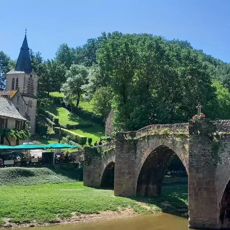 Prestations : village médiéval vue sur un pont et une église