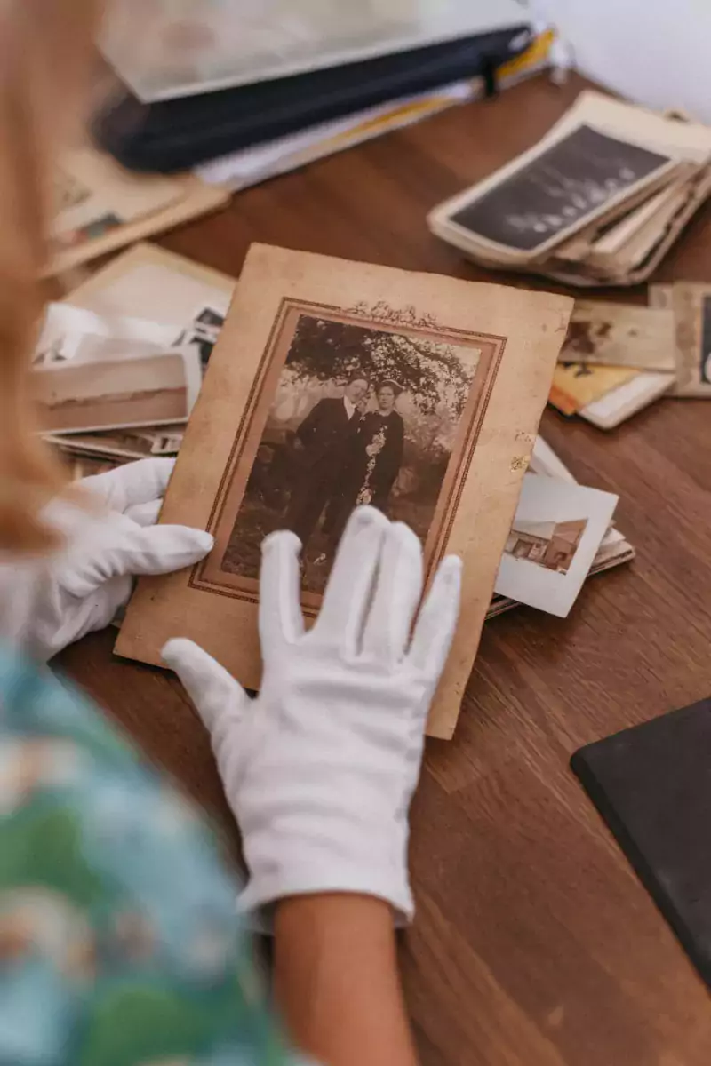 Photographie ancienne de mariage dans les mains de l'archiviste