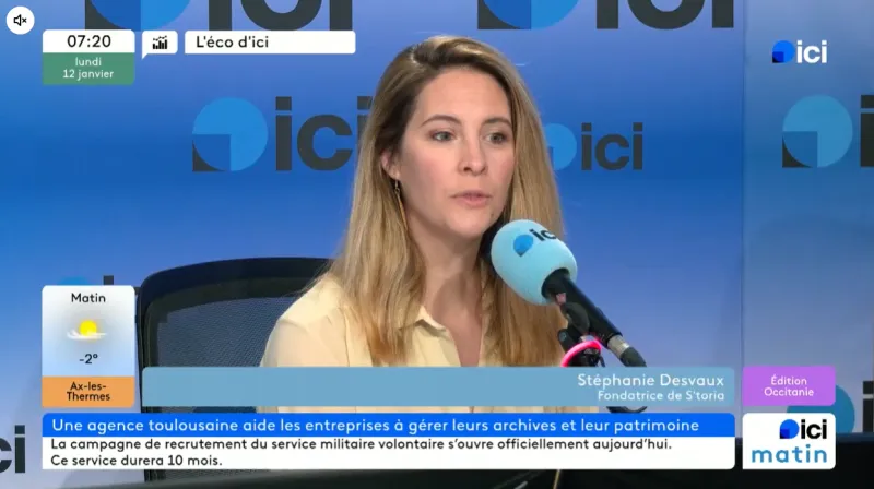 Stéphanie Desvaux est devant un micro en train de répondre à une interview chez Ici Occitanie